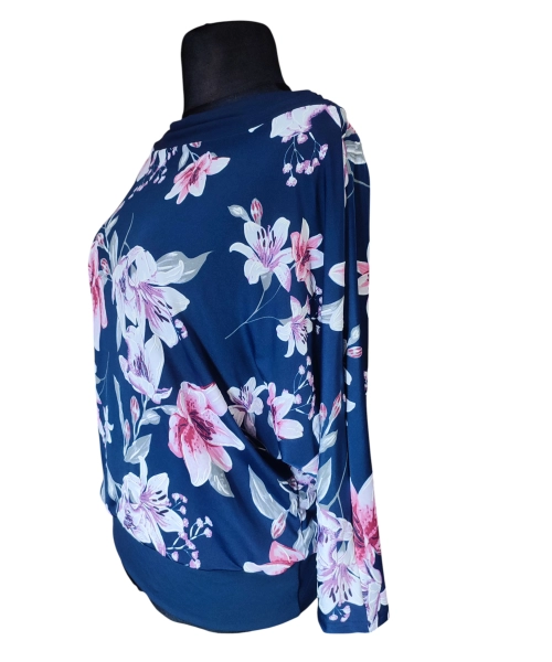 Granatowa bluzka kimono z marszczonym dekoltem - wzór w kwiaty